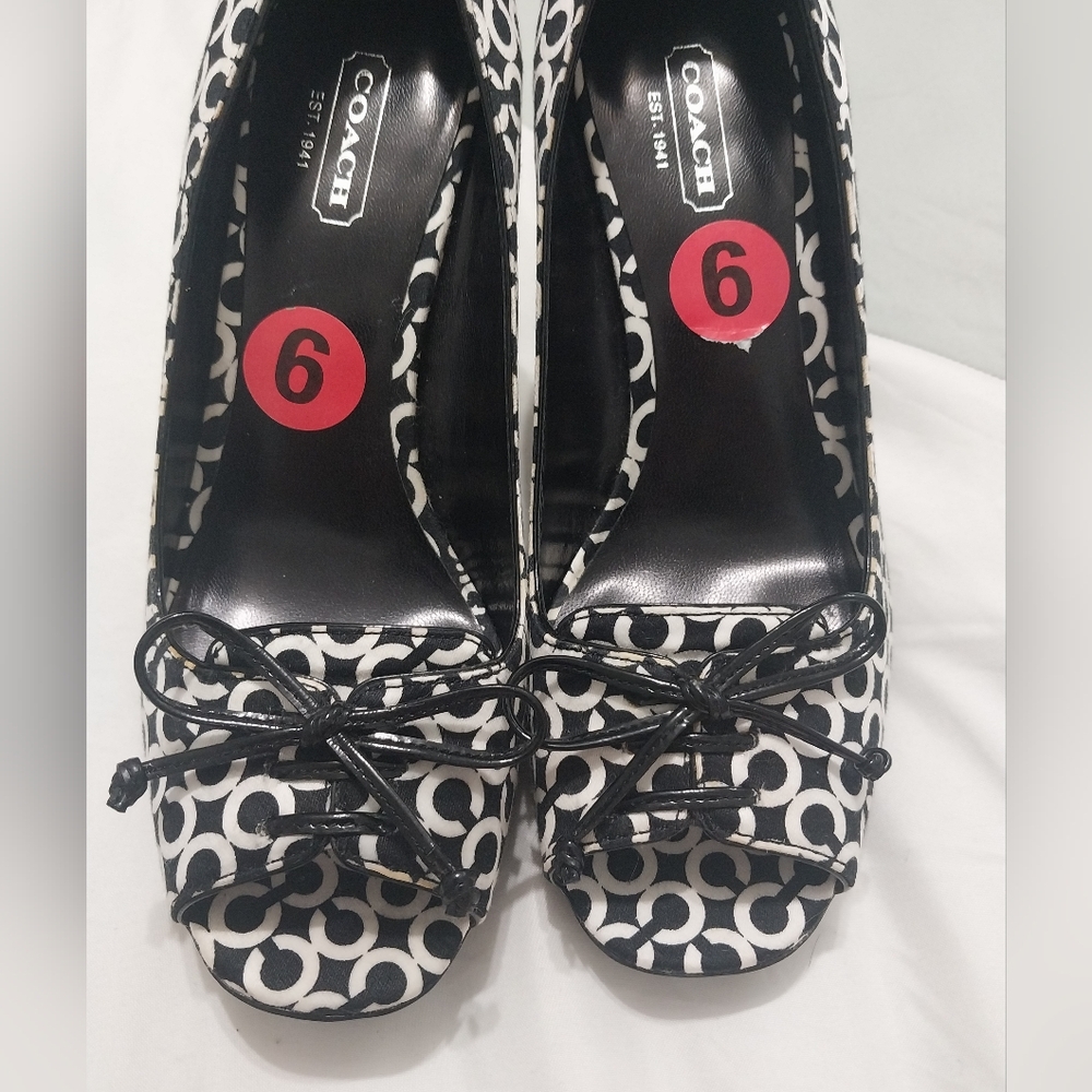 Coach Black And Cream Signature Logo Peep- Toe Heels Size 6 New Never Use